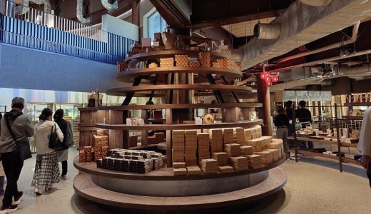 「ラコリーナ近江八幡」でバームクーヘンを頬張る