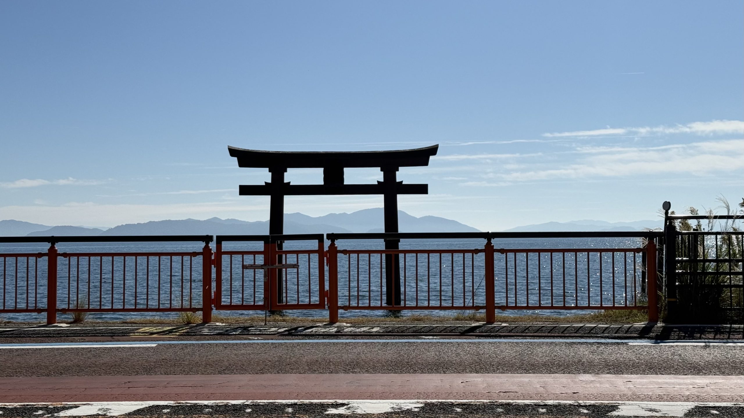 琵琶湖にある白髭神社の鳥居の写真