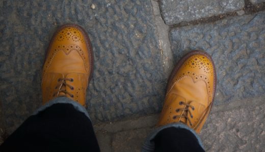 トリッカーズのカントリーブーツと歩く時間