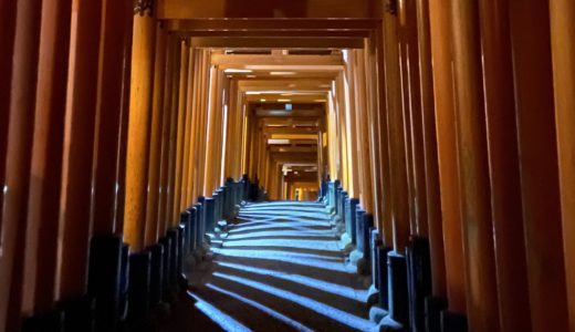 深夜三時、眠らない神社「伏見稲荷大社」を歩く